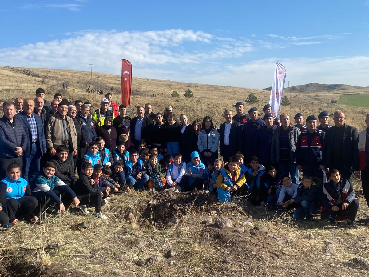 Çubuk Kaymakam V. Kaymakamımız Üzeyir Aziz Özeren, Çubuk Belediye Başkanı Baki Demirbaş, kurum amirleri ve vatandaşlarımız 11 Kasım Milli Ağaçlandırma Günü kapsamında düzenlenen etkinlikte birlikte fidan diktiler.