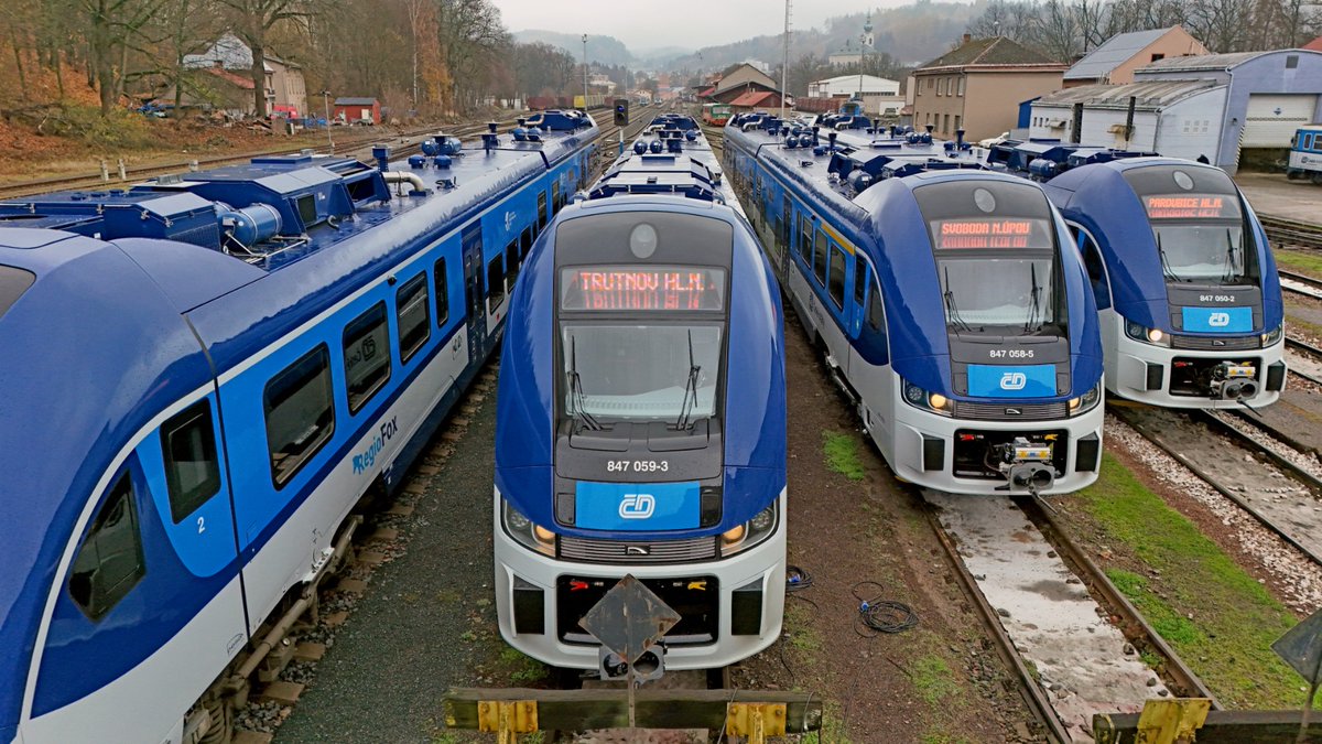Poslední letošní 🦊 #RegioFox od <a href="/pesabydgoszcz/">pesabydgoszcz</a>  míří na tratě v Královéhradeckém kraji!

10 nových jednotek letos, modernizaci motorových vlaků v regionu dokončíme v příštím roce. RegioFoxy představují generační skok v kvalitě, komfortu i spolehlivosti cestování na