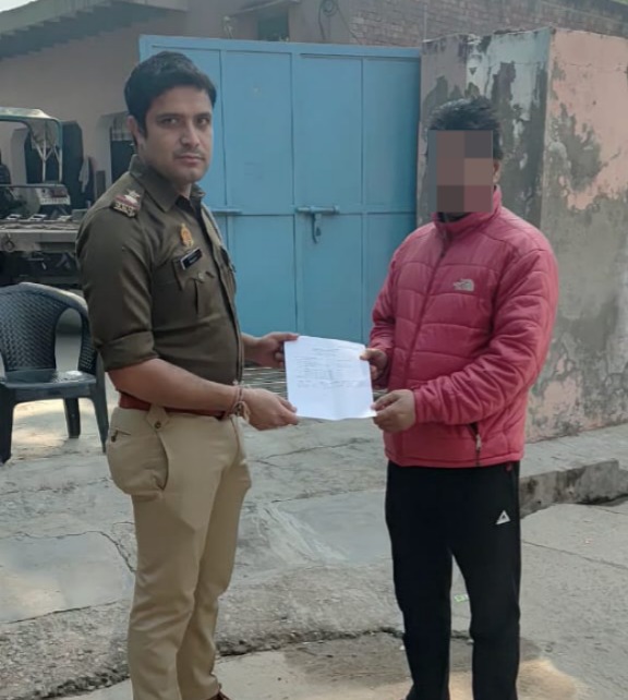 #baghpatpolice
पुलिस अधीक्षक बागपत के निर्देशन में जनपद बागपत के समस्त थानों पर अभियोग पंजीकृत होने के पश्चात्, "ऑपरेशन एफ.आई.आर. आपके द्वार" के अन्तर्गत वादी को बीट अधिकारी द्वारा एफआईआर की प्रति सीधे उनके घर पहुंचकर प्रदान की जा रही है। इस सेवा के तहत वादी को थाने आने की