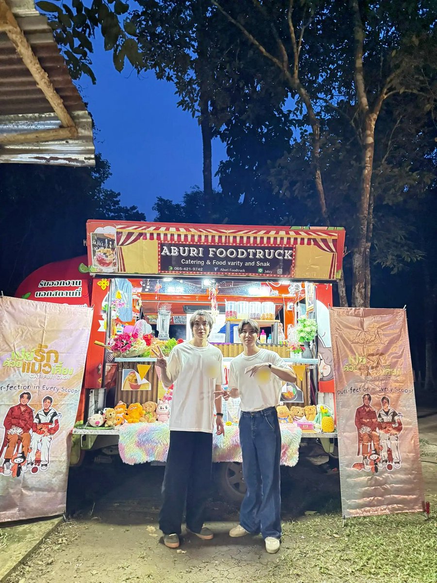 FOOD TRUCK SUPPORT 🍝🍛🍢🍧😋 
For First – Khaotung #CatForCashQ19

“Toot toot! 🚚 Today, queue 19 brought an amazing food truck straight to the filming set! 🥰
It came loaded with tons of delicious dishes for First, Khaotung, and the whole cast and crew, perfect to recharge