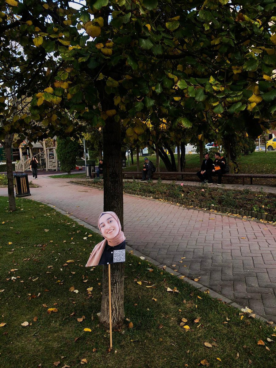 Anadolu Üniversitesi'ni, Eskişehir sokaklarını Rojin'in fotoğrafları ile dolduruyoruz. 

Gerçek adaletin sağlanması için mücadelemizi her an büyüteceğiz. 

Rojin'i unutturmayacağız, ondan vazgeçmeyeceğiz. 

#RojinİçinAdalet