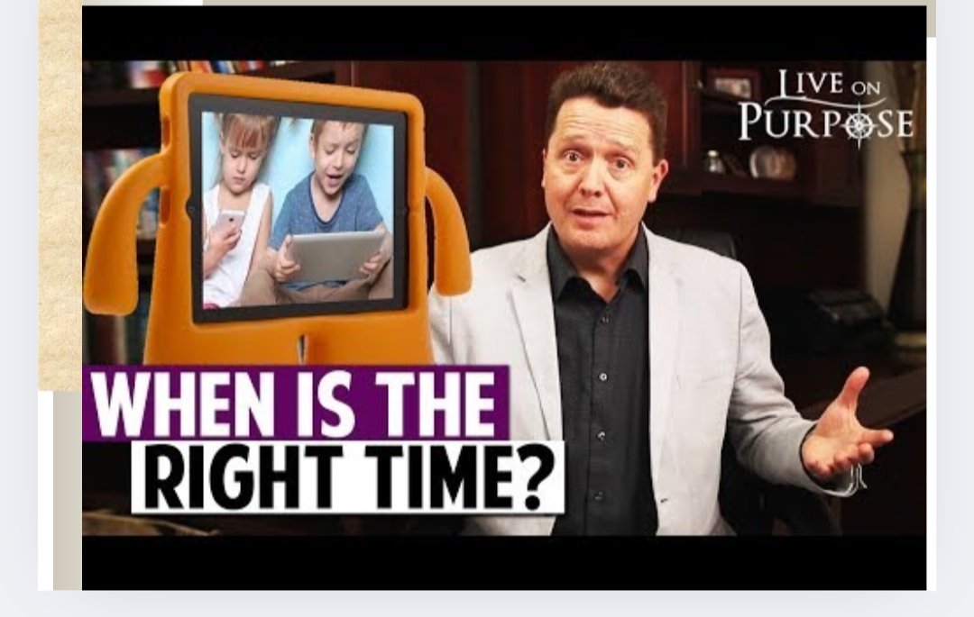 Dalam satu dokumentari yg saya tonton tentang penggunaan skrin di kelas, host tanya soalan menarik: “Bila masa yg sesuai bagi anak skrin?”

Macam biasa, banyak pendapat.
Tapi majoriti psikologis kata:
Sebelum umur 2 tahun, sebaiknya tiada skrin langsung, kecuali video call 👇