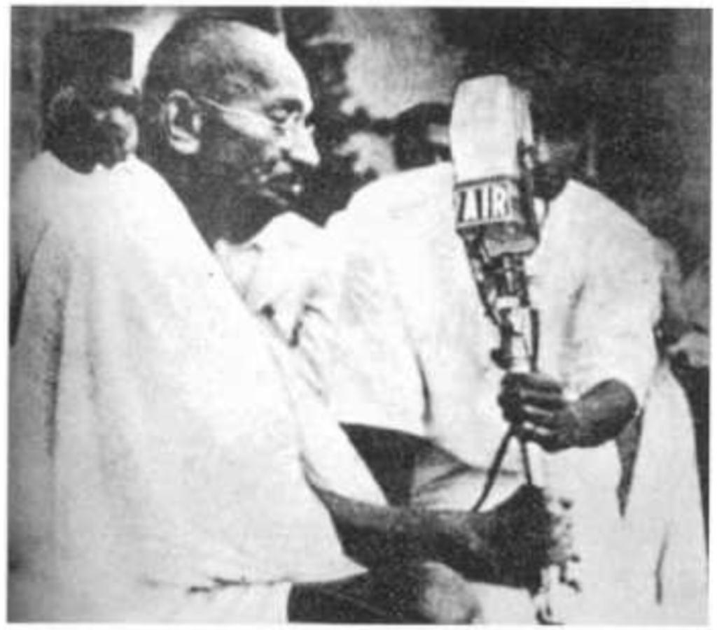 AkashvaniAIR's tweet photo. Mahatma Gandhi in the Broadcasting House on 12th November, 1947..
#PublicServiceBroadcastingDay #MahatmaGandhi
@MIB_India
@airnewsalerts https://t.co/OryWSD6sbQ