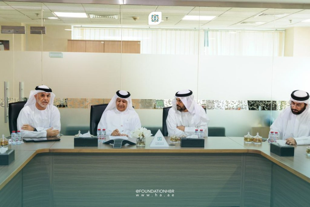 استقبل سعادة الدكتور خليفة السويدي، المدير التنفيذي للمؤسسة، وفد جمعية الإمارات لرعاية الموهوبين، برئاسة سعادة ميرزا حسين الصايغ، رئيس مجلس الإدارة. واطلع الوفد على برامج ومشروعات المؤسسة، كما جرى بحث فرص التعاون بين الجانبين وإطلاق مبادرات مشتركة في مجال دعم الموهوبين.