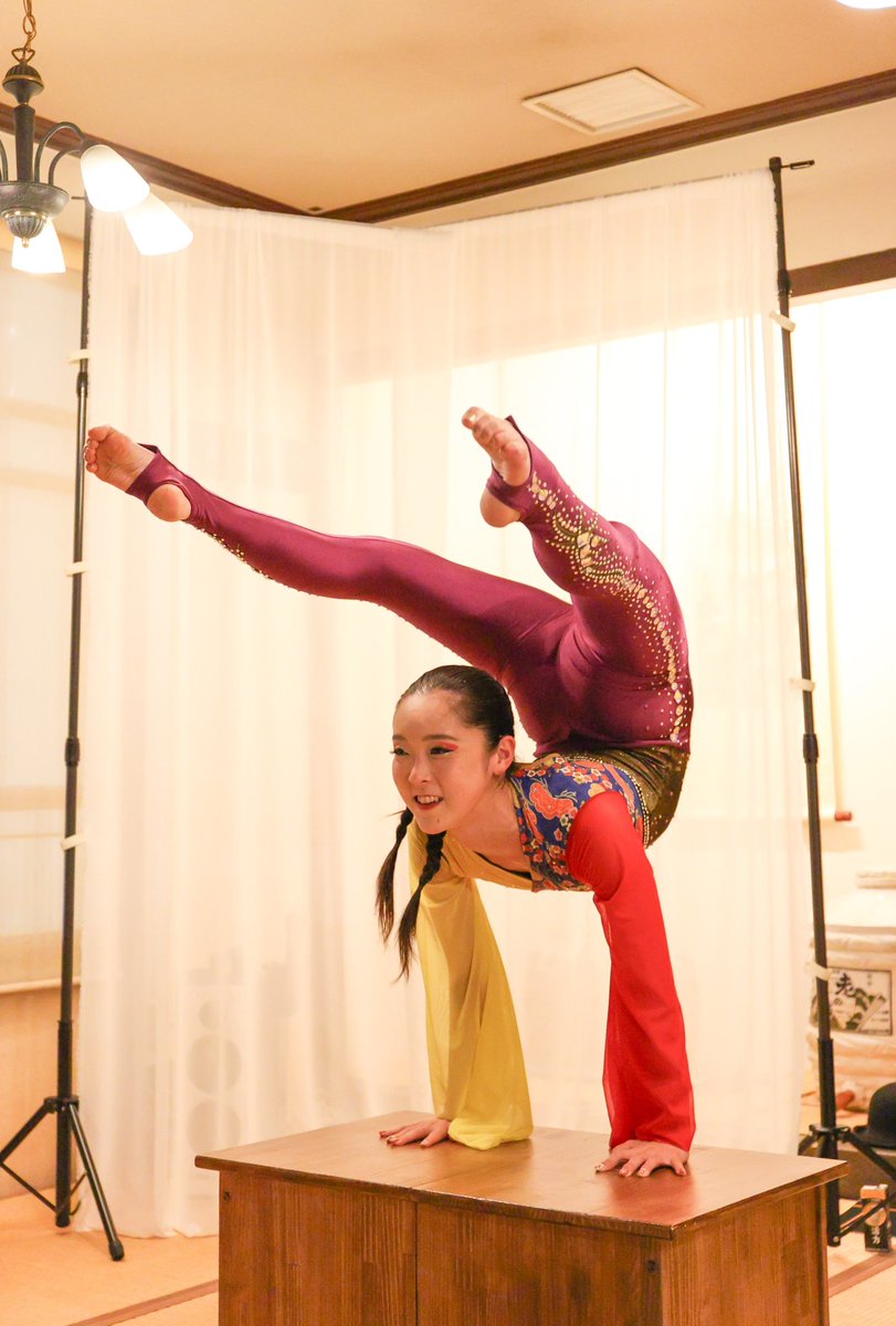 yopparai_8's tweet photo. 🏮当日の様子をご紹介！Vol.６🏮
今回はHonokaさん（@hnk24RG ）によるコントーション！！
美しく曲がる身体と、八戸酒類蔵元直売所の大正モダンな雰囲気がベストマッチ✨
アンケートもまだまだ回答募集中です！
入力はこちらから☞
https://t.co/pDR6Vjn7D8
#八戸市　#横丁オンリーユーシアター https://t.co/gfSij8ynGt