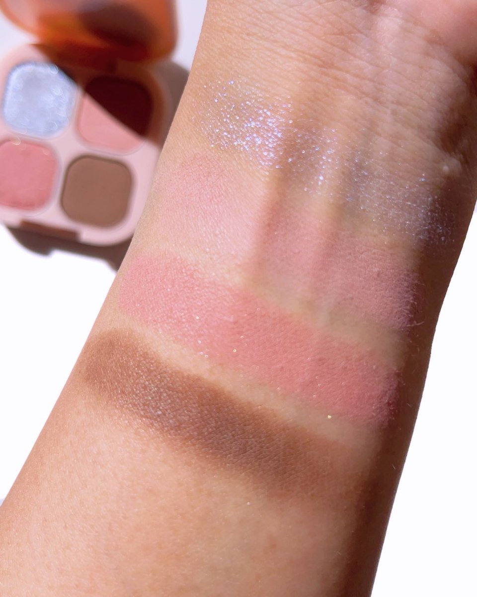 amitea67's tweet image. 不思議の国のアリス×CLIO
アイシャドウだけでなく、チーク、ハイライターとしてと使える万能パレット。
コラボパケが可愛いだけでなく、使いやすいのもさすがCLIO🩷

PR 
#CLIO #クリオ