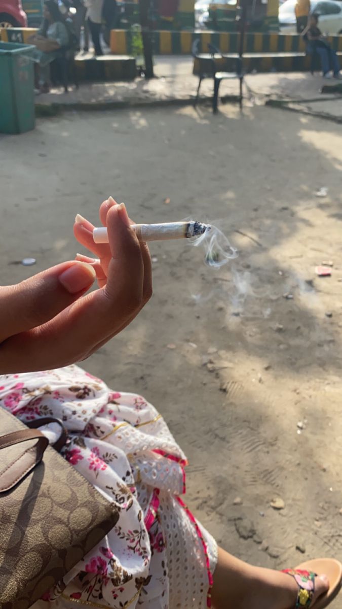 IntrovertSaavni's tweet image. Would you date a girl who smokes ?🚬