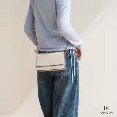 noaila_vv's tweet photo. siapa sihh cewee yang gatau brand tas satuuu iniiiii "Oneda", salah satu koleksi nya yang elegan bgt, minimalis, buat hangout, nongkrong cocok banget, stylish.
muat apa ajasii??
HP✅
Makeup✅
Dompet✅
Cermin ✅

disini guys 11.11🔽
https://t.co/d3dWxKOODl https://t.co/f3Cjm8bzu0