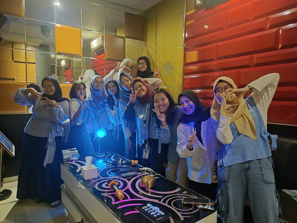 Milkymow1's tweet photo. Sisaan dopamin kemaren....... Seru sih sebelum ada invasi yg bikin booth kita berantakan 🤣🤣 dannnnn penutupan kita puas bgt karaokean 2 jam sampe suara gue ilang🥲🥲 kalo udah ketemu melody tuh pasti happy terus🤭🤭 https://t.co/EmcakWp0aS