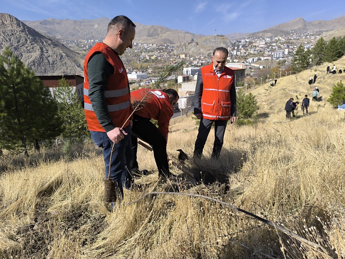 "Unutma; bugün diktiğin küçük bir fidan, yarın torunlarına miras bırakacağın temiz hava ve yemyeşil bir gelecektir."