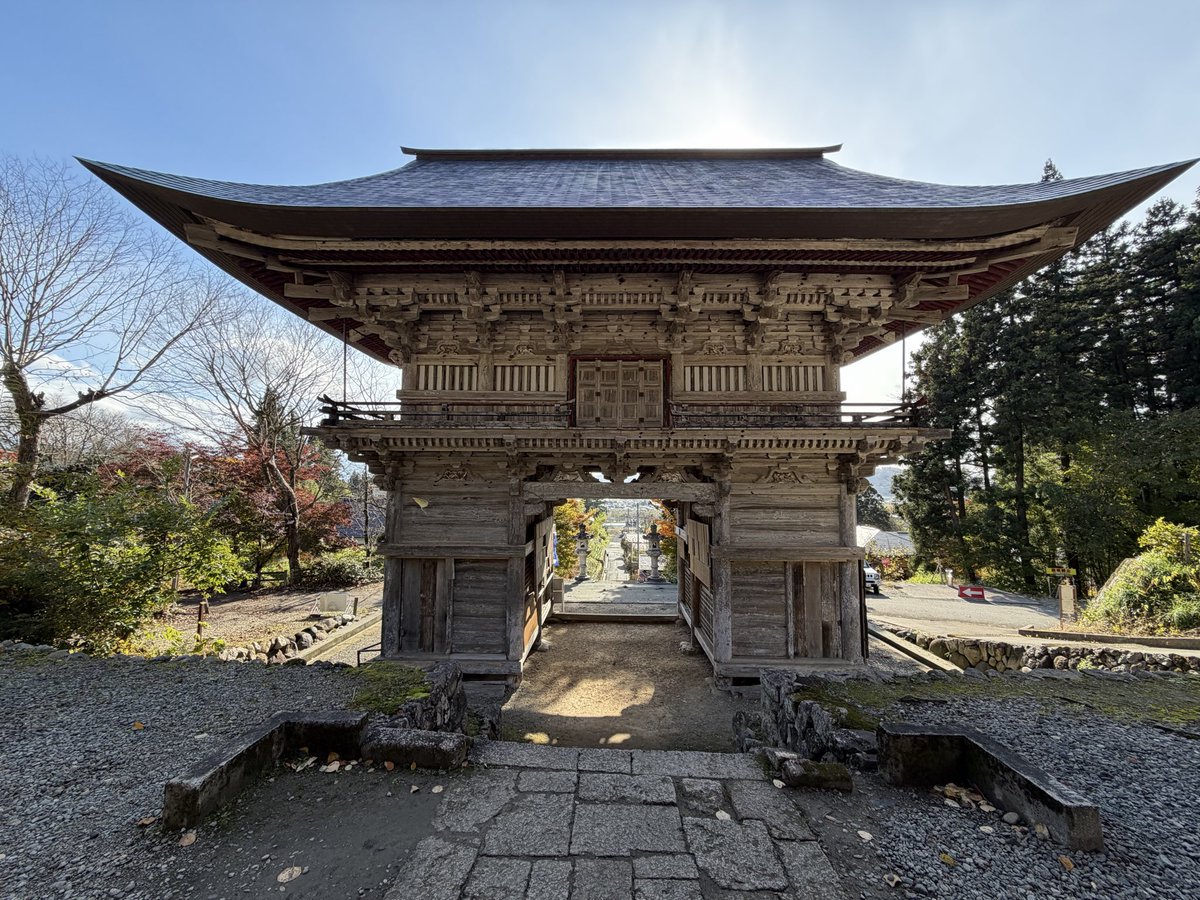 1000bero's tweet photo. 令和２年の三重塔開扉以来の山形県寒河江市の慈恩寺に来ました。本堂の弥勒五尊御開帳。
#御開帳 #慈恩寺 #弥勒五尊 #寒河江 https://t.co/q36jN3x4Ma