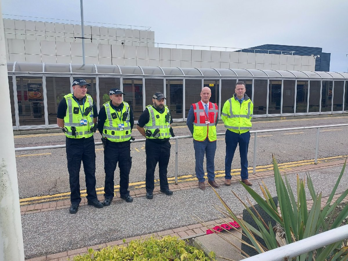 PSOSbpc's tweet image. Today @ABZ_Airport , Border Policing Officers and Airport Staff stopped to pay their respects on the 11th hour of the 11th day and 11th month. We will always remember their sacrifice so that we can enjoy the freedoms of today. #LestWeForget