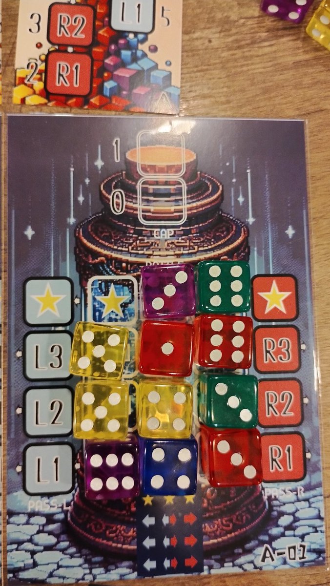 #フォアシュピール でめちゃめちゃ遊ばれてて気になってた、落ち物パズルみたいなゲーム『アラインダイス』を遊ばせていただきました！写真は詰まって死にかけてるトコ

#アラインダイス
#SNS試遊会2025秋
#リトルケイブ新宿南口店