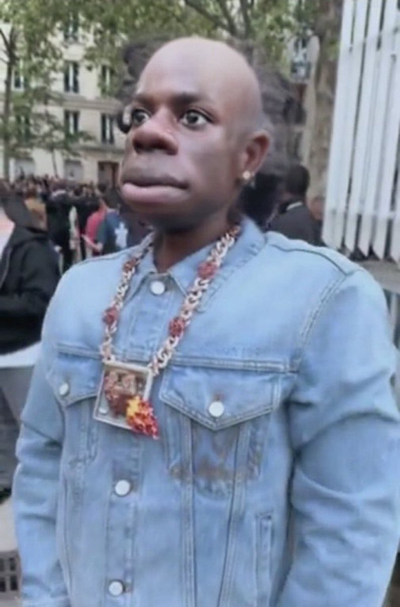 Thebigsoll's tweet image. The way I de avoid girls for my school, dem wan use gay accusations wound me. E beta make dem call me gay before dem whip me r4pe accusation abeg. 

My eye don open