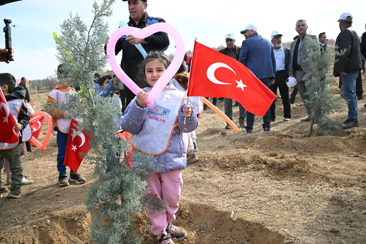 “Şahidimiz toprak, imzamız fidan, sevdamız #YeşilVatan”

11 Kasım Milli Ağaçlandırma Günü dolayısıyla Malatya Valiliğimiz ve Orman Müdürlüğümüzün ortaklaşa düzenlemiş oldukları program kapsamında; Malatya Valimiz Seddar Yavuz, Büyükşehir Belediye Başkanımız Samir Er ve Yeşilyurt
