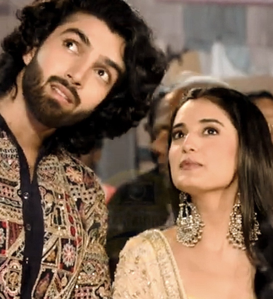 sargam_08's tweet photo. Camera m acche aayenge udhar dekh

#1yearofJAHM #Rageet #Ayurat #Janeanjanehummile
#1Yearofjaneanjanehummile https://t.co/nFje2juT1W