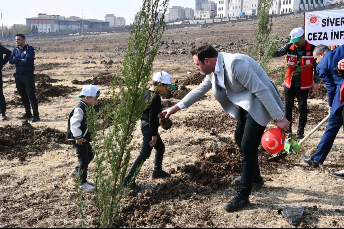 SiverekSydv's tweet photo. Kaymakamımız Sayın Salih SAK’ın öncülüğünde, ilçe protokolü ile birlikte 11 Kasım Milli Ağaçlandırma Günü kapsamında Siverek Sosyal Yardımlaşma ve Dayanışma Vakfı olarak doğaya katkı sunan bu anlamlı etkinlikte yer aldık.

@salihsakmia #11kasımağaçlandırma
#sivereksydv https://t.co/DQ3Dow0l70