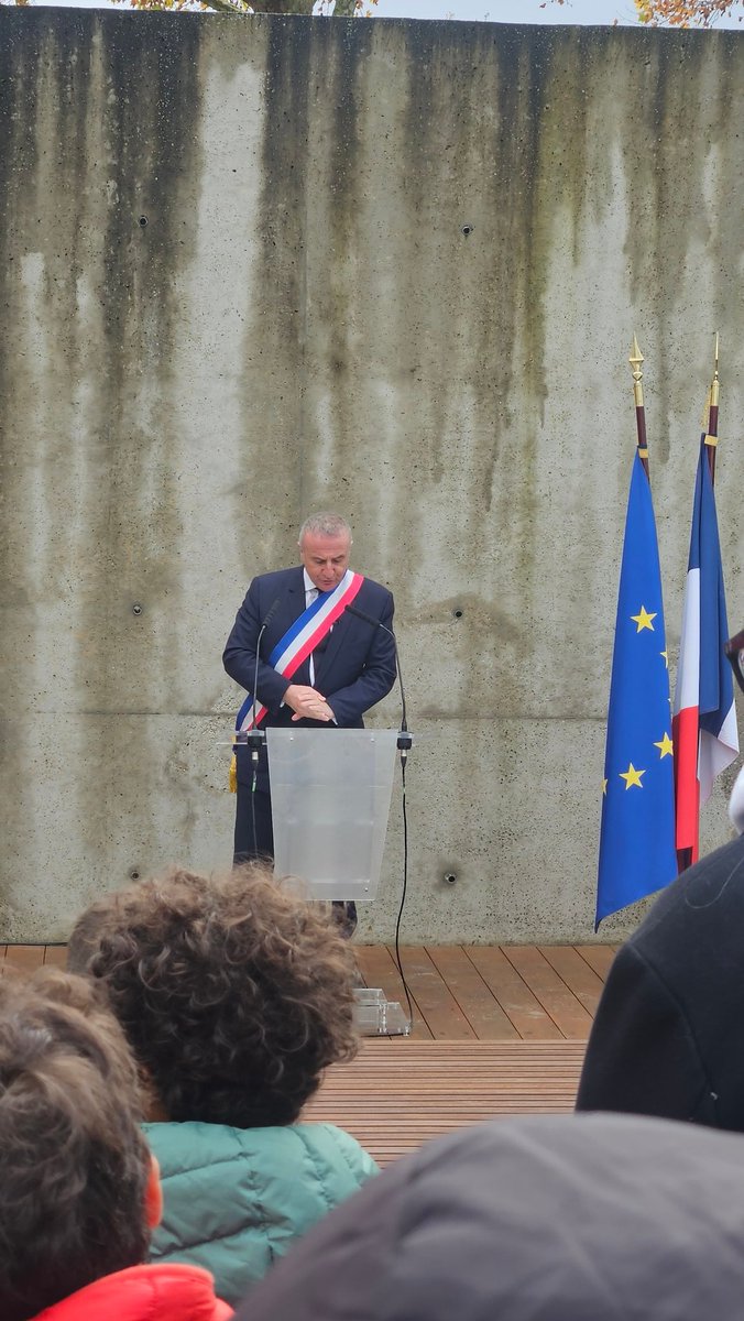 MAnaigar's tweet photo. 📍 #valdereuil 
En ce 11 novembre, pensons à toutes les victimes de la guerre et à ceux qui ont combattu pour liberté.
Cérémonie du souvenir à @valdereuil_info 🇫🇷 @MA_Jamet
#Souvenir #Armistice #ValDeReuil https://t.co/JHFbvQcD8E