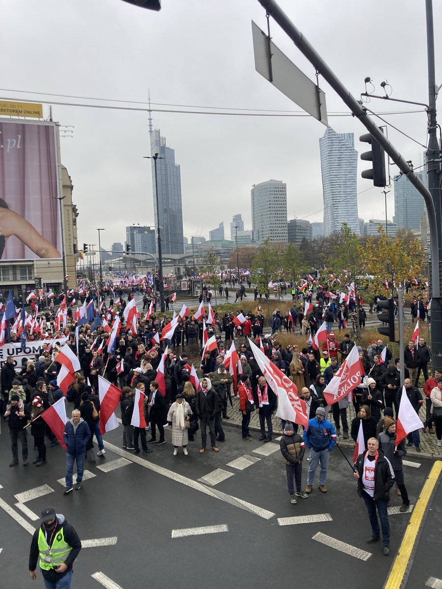 Za moment startujemy z modlitwą różańcową prowadzoną przez księdza Jarosława Wąsowicza - kapelana Pana Prezydenta RP <a href="/NawrockiKn/">Karol Nawrocki</a>.

Nadchodzi, nadchodzi Marsz Niepodległości! 

<a href="/StowMarszN/">Marsz Niepodległości</a>