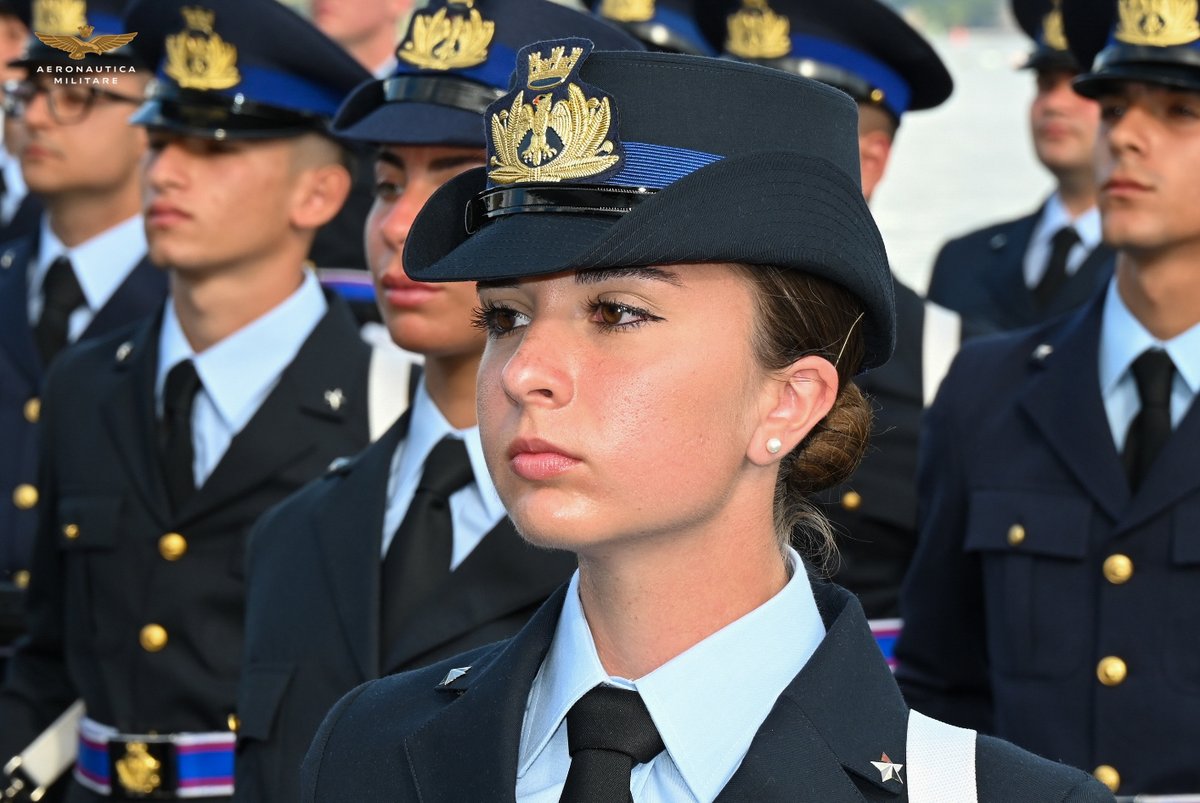 ItalianAirForce's tweet image. Lo scorso 7 novembre, alla Scuola Volontari dell'#AeronauticaMilitare di Taranto, si è svolto il giuramento di 513 allievi Volontari in Ferma Iniziale del 29° Corso Minosse II.
Leggi la news per maggiori dettagli ➡️bit.ly/4id5zYR

#latuasquadrachevola #VFI