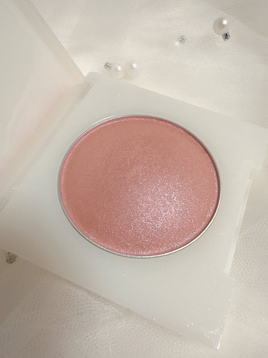 cerise_1010's tweet image. CelvokeのルミナスドームブラッシュEX03🩷人気なのも納得な可愛さ🥰まさに求めてた青みピンクに上品なラメがチラチラと✨しっかりめに入れても素敵だしほわっとのせても可愛くてたまらない。ラメは大粒すぎず綺麗にツヤツヤ光るからこれだけハイライトなしでも可愛いほっぺになる🩷