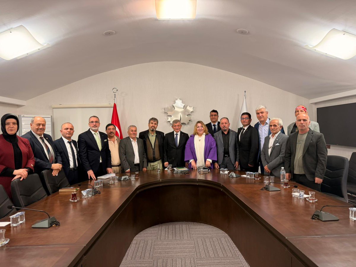 #EYT ve Emekliler Federasyonu Genel Bşk nı
Sn <a href="/ArzuLastikci/">EYT & EF Arzu LASTİKCİ</a> ve yönetim kurulu <a href="/GelecekPartiTR/">Gelecek Partisi</a> Genel Başkanımız
Prof Dr Sn <a href="/Ahmet_Davutoglu/">Ahmet Davutoğlu</a>’nu
Genel merkezimizde ziyaret ettiler.
Ziyarette #Emekli’ler, EYT,  Bağ-kur ve SGK dan kaynaklı mağduriyetler üzerine istişarelerde bulunuldu