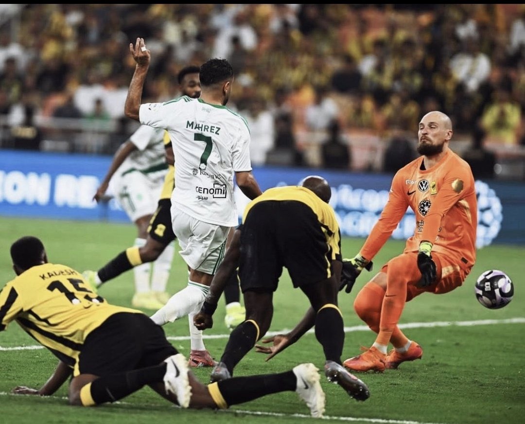 بالعامية ،،،☝️

فخر العرب خلاهم نثره

وصاروا يتفاخرون بخرقه 

😂😂😂😂😂

<a href="/Mahrez22/">Riyad Mahrez</a>