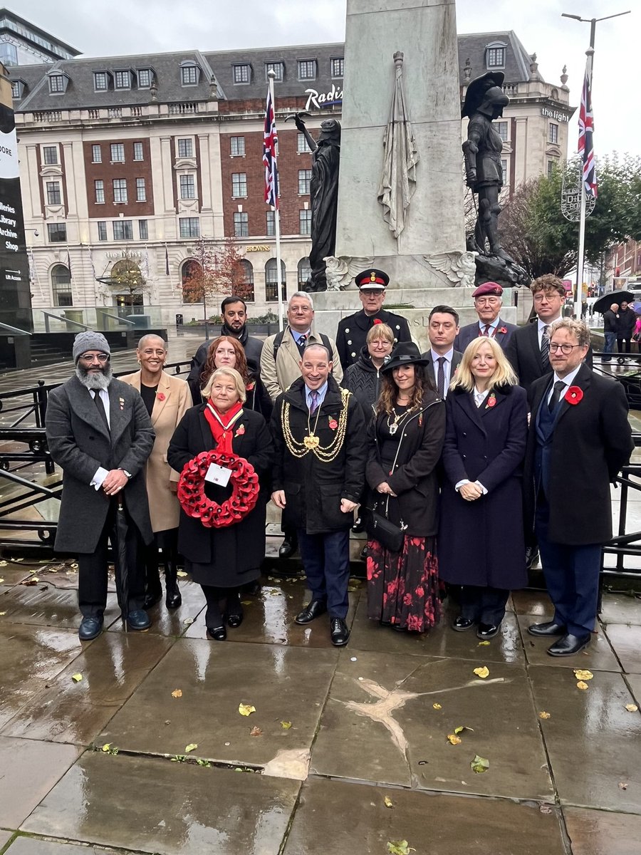 Poignant Remembrance Service at Leeds Cenotaph this morning with <a href="/LordMayorLeeds/">Lord Mayor of Leeds 2025-26</a> #Lestweforget