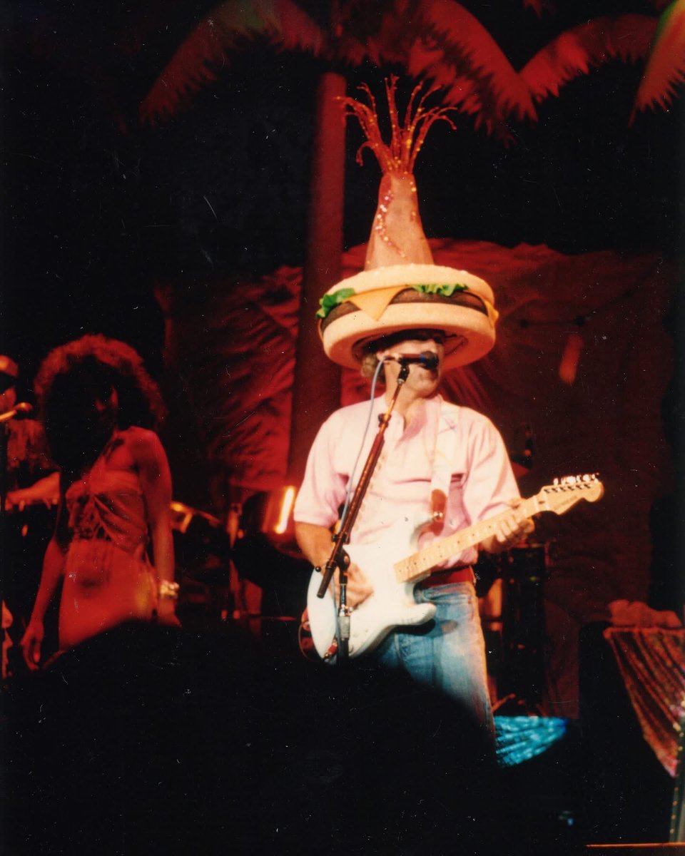 Cheeseburger in paradise

Making the best of every virtue and vice

Worth every damn bit of sacrifice

To get a cheeseburger in paradise

Get me a cheeseburger in paradise

I'm just a cheeseburger in paradise