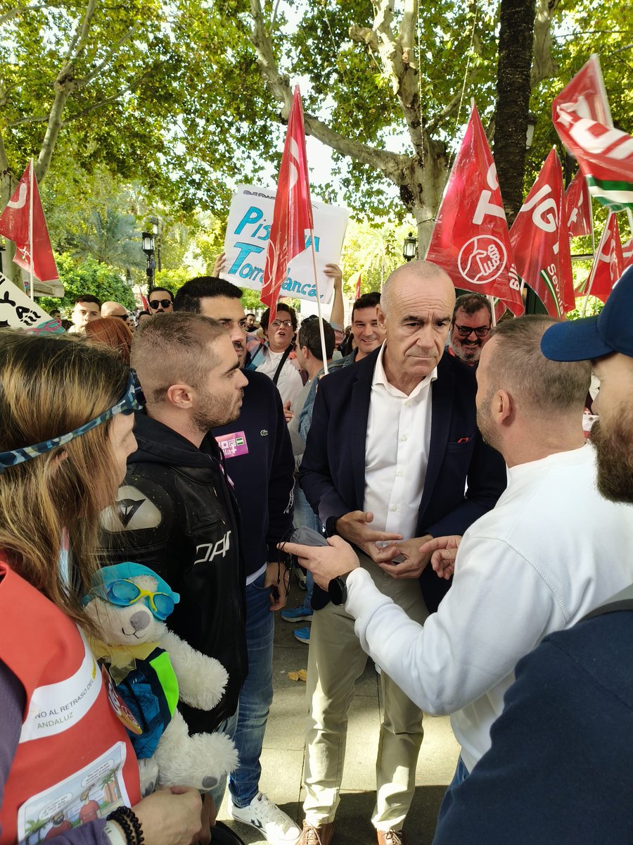 Hoy hemos apoyado la protesta de los 250 monitores del IMD en el Ayuntamiento. Tienen un salario medio de 800 euros y solo quieren que se les reconozca el convenio colectivo con subidas del 30% que tanto han peleado. Es de justicia que Sanz rectifique para que puedan cobrar lo