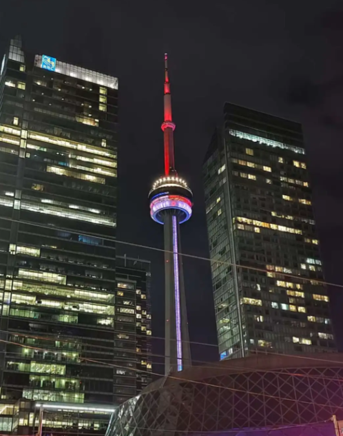 Mari__e___'s tweet photo. The CN Tower I shot last night in the snow has a completely different charm. 🌨️📸 #Toronto #CNTower  #SnowMagic https://t.co/OOSlpcg8vA