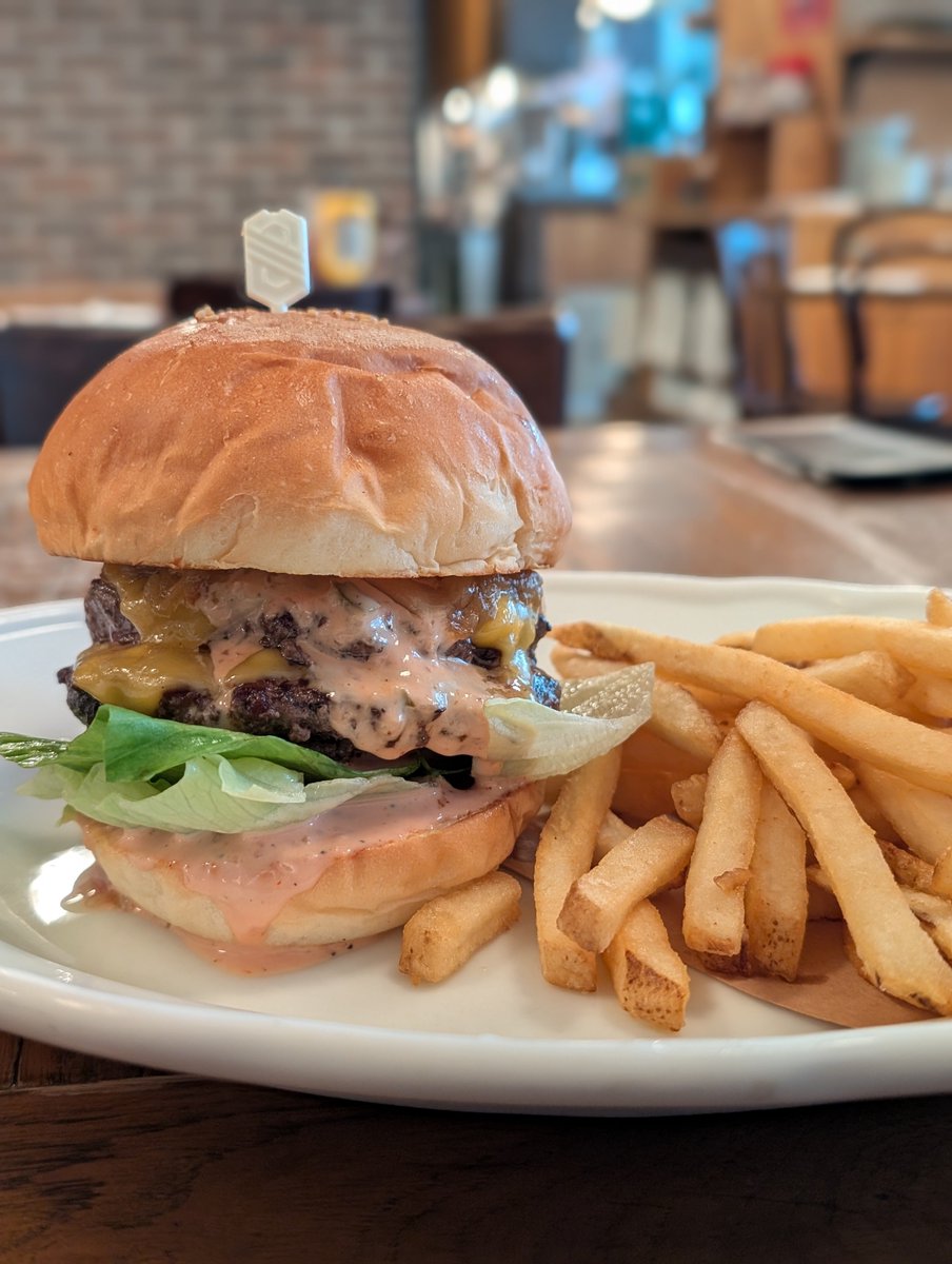 t2p2t's tweet photo. 📍Bubby's @二子玉川

アップルパイが有名なアメリカンダイナー
ダブルバビーズバーガーは柔らかバンズに肉肉しいパティが2枚でボリューム抜群
特製ソースと野菜で中和されて背徳感も和らぐ
飴色玉ねぎがよきアクセント
今回アップルパイはテイクアウトだが店内なら生クリームも付いてさらに美味しい https://t.co/fJIIXIT0jW