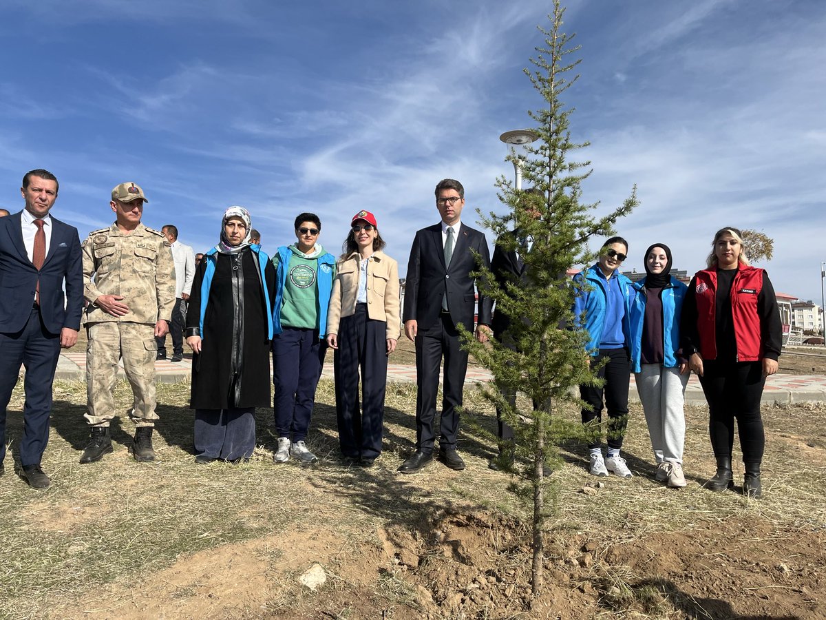 🌱 11 Kasım Milli Ağaçlandırma Günü 🌿

Erciş Gençlik Merkezi olarak gönüllü gençlerimizle birlikte, toprağa nefes, geleceğe umut ektik. 🌳💚

Bugün diktiğimiz her fidan; yarınlara bırakacağımız en yeşil miras, doğaya verdiğimiz en anlamlı sözdür. 🍃
birlikte yeşeriyoruz!