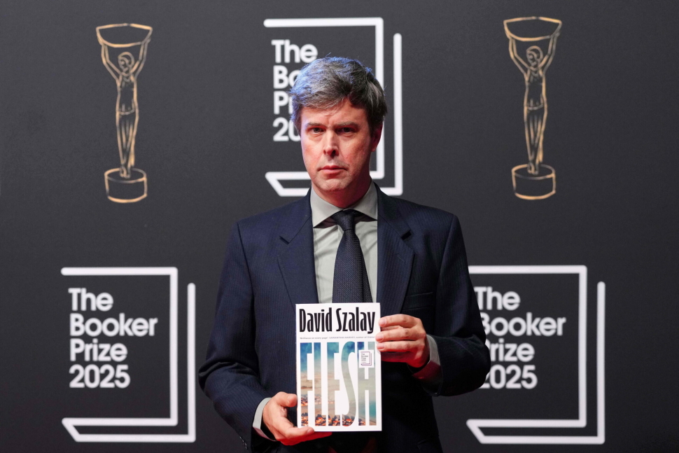 👏 Congratulations to David Szalay on winning the 2025 Booker Prize for his novel 'Flesh'!

As a talented 🇬🇧-🇭🇺 author, he brings a unique voice to the global literary scene.

🔗 Read more: bbc.com/news/articles/…