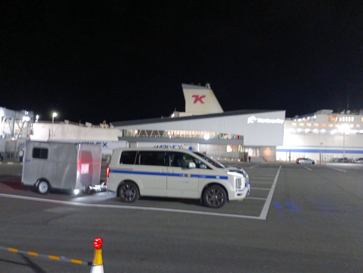 横須賀港に到着！
新カーゴトレーラーが九州に里帰りしてバージョンアップや調整をして貰います。
私はフェリーには乗りませ～ん！！！(^-^)
#東京九州フェリー
#横須賀港
#カーゴトレーラー
#無人航送