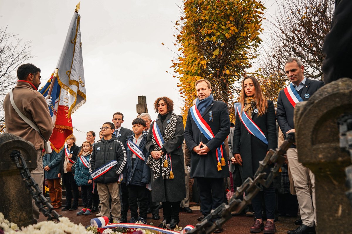 Aux côtés de la maire Nadege Azzaz, <a href="/Carole_Guillerm/">Carole Guillerm</a> et des élus municipaux de Châtillon pour commémorer l’armistice du 11 novembre 1918.

N’oublions jamais le sacrifice de ces 1,4 million de poilus, morts pour la patrie ! 🇫🇷