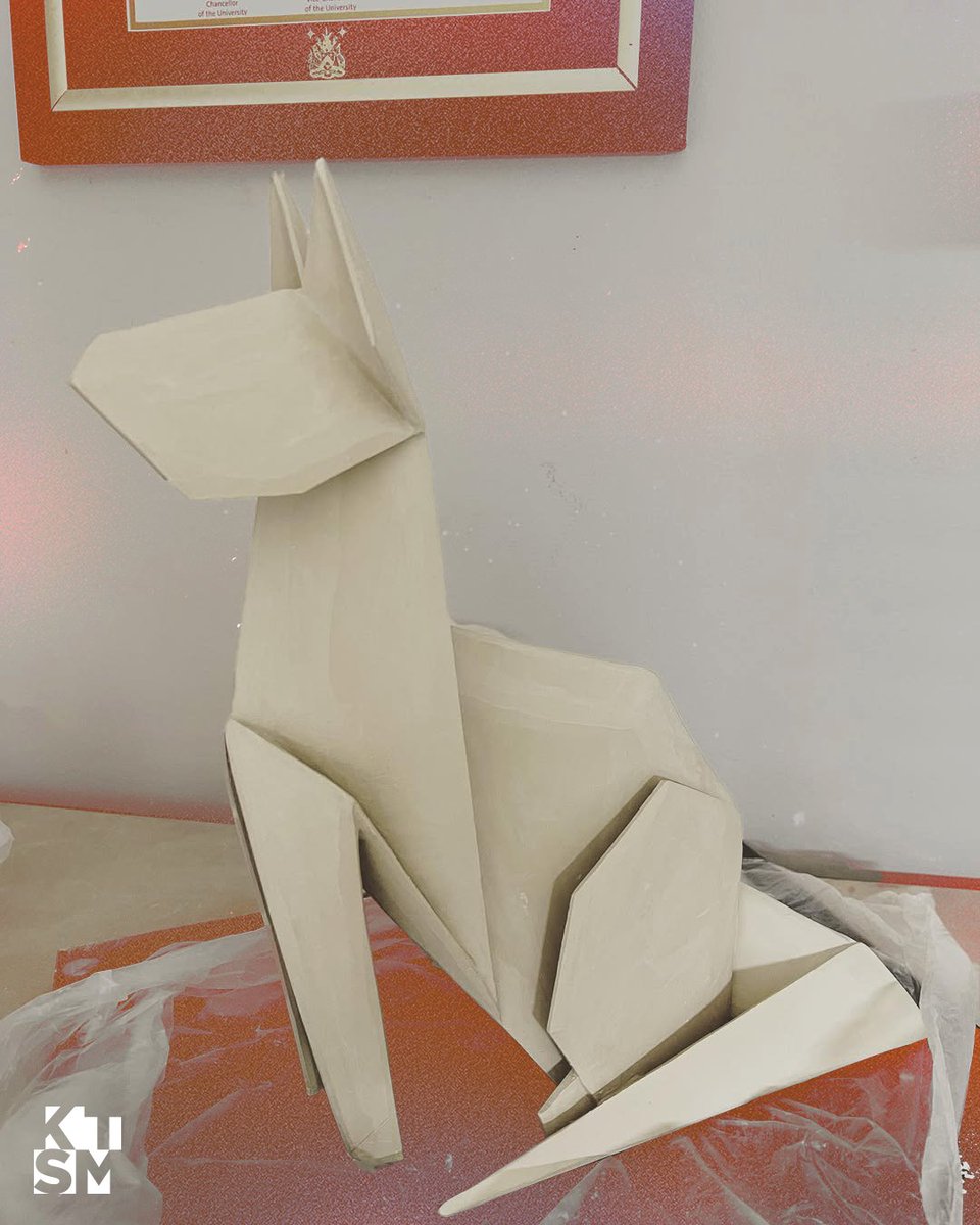 KTSM_org's tweet image. Origamiye benzer formuyla şaşırtan bu seramik heykelleri görmek için yana kaydır! 👉🏻

#KTSM #KaleTasarımveSanatMerkezi #Kale #İyiBakDünyana #Tasarım #TimClarkson #Seramik #OrigamiSanatı #OrigamiGünü