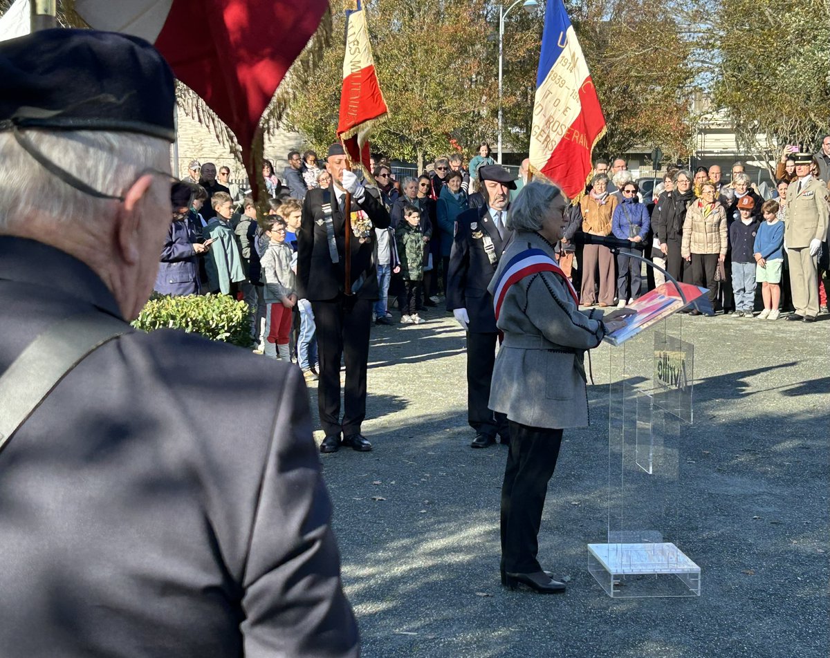 CarolineHS_49's tweet photo. Le #11Novembre n’est pas qu’un jour férié, c’est le jour où l’on honore la mémoire de ces millions de Français qui ont sacrifié leur vie pour que les générations futures vivent en paix. Pour ne jamais les oublier 🇫🇷 #Avrillé #AngersAgglomération #Bleuets https://t.co/nnt3o1RMSd