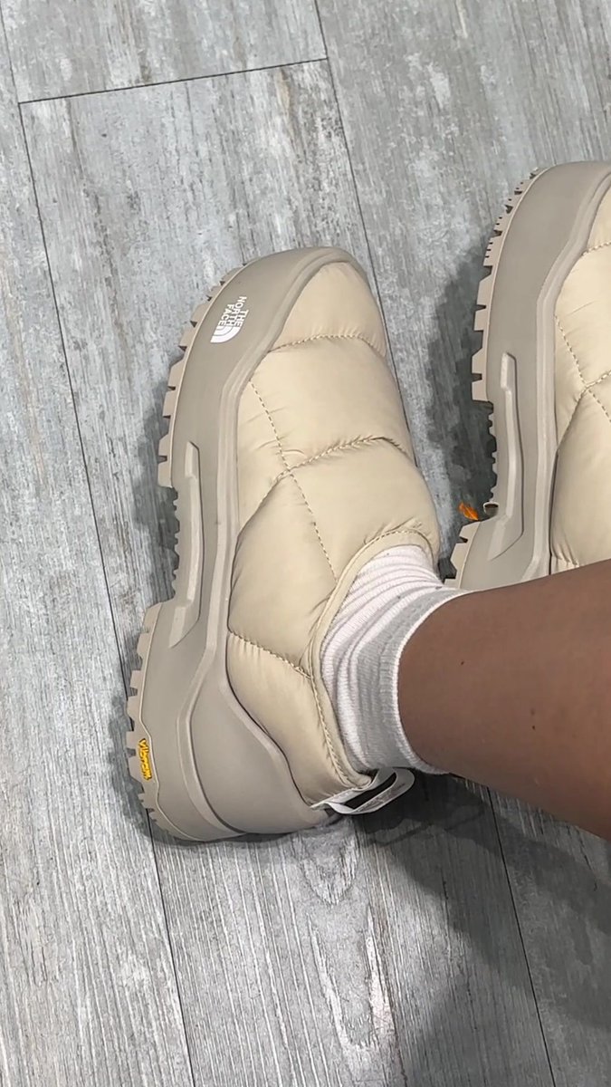 la paire pour cette hiver c'est une TNF mdrrr avec une promo sérieuse en plus !! (100€ de base)

Crème chck.me/Qr6N 59€
Noir chck.me/fQXO 64€