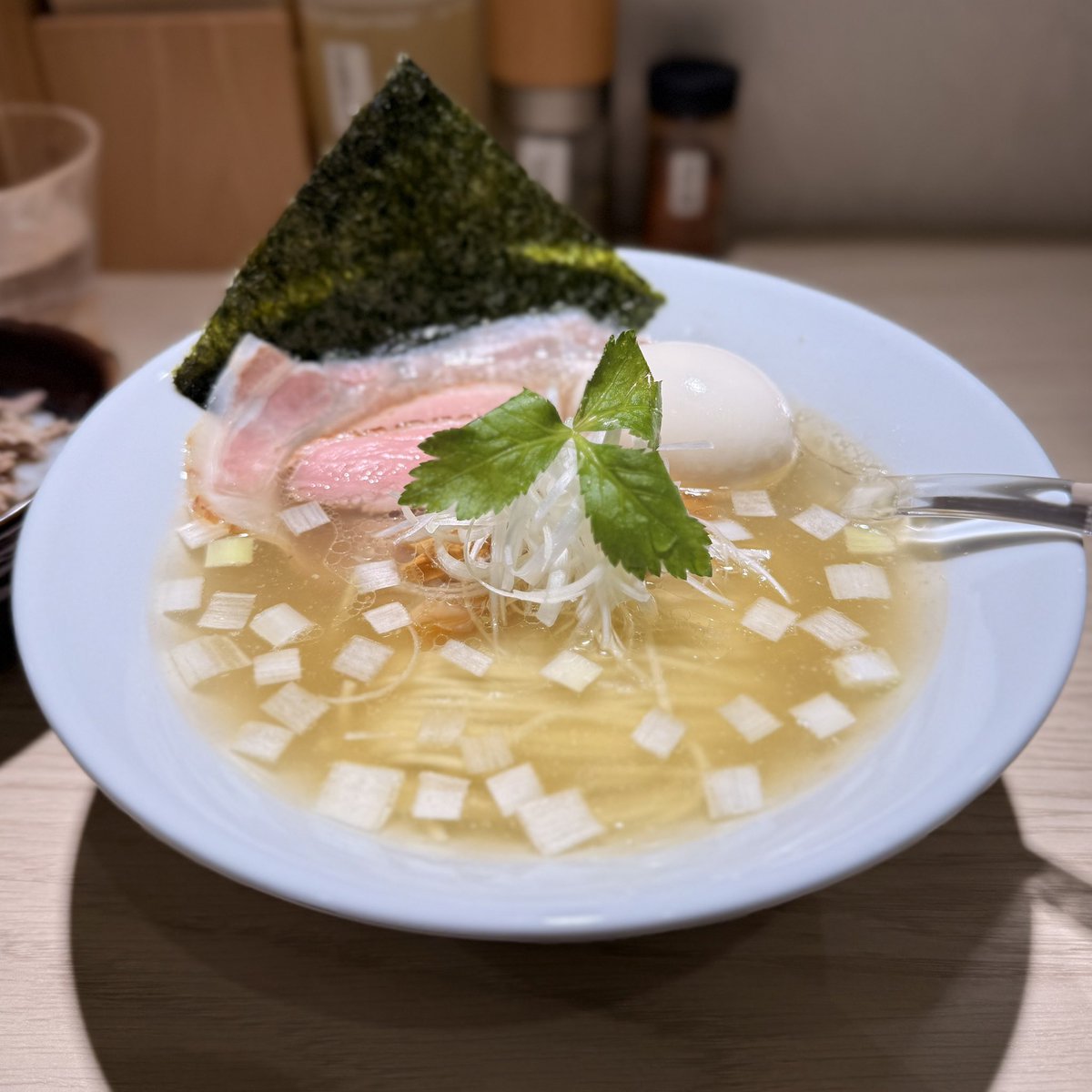 djmjc2c's tweet photo. 今日のランチは、らぁめん希いろの特製丸鴨塩ラーメンと鴨フィレマヨ丼
先週よりも鴨の旨みが出てて、寒い日に沁みるスープが美味しかった🦆 https://t.co/QH65cuCfUM