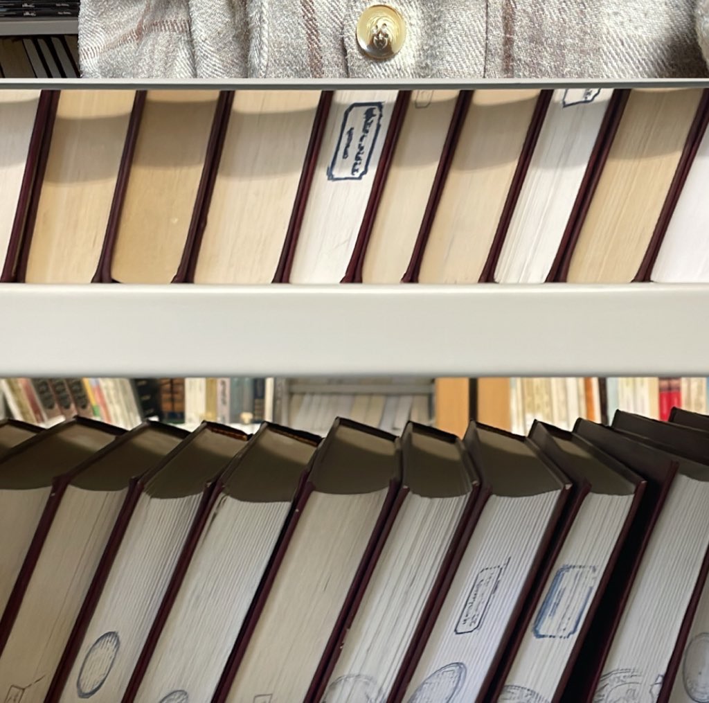 أشعة الشمس وهي داخله المكتبه اليوم 😢❤️
أكثررر مكاان بشتاق له إذا تخرجت