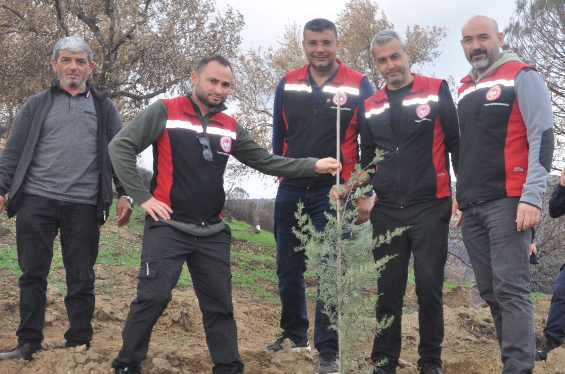 11 Kasım Milli Ağaçlandırma Gününde, yangından etkilenen Karadoğan mahallemizde fidanları toprakla buluşturduk. 

Milli Ağaçlandırma Günümüz kutlu olsun. 🌲🌳