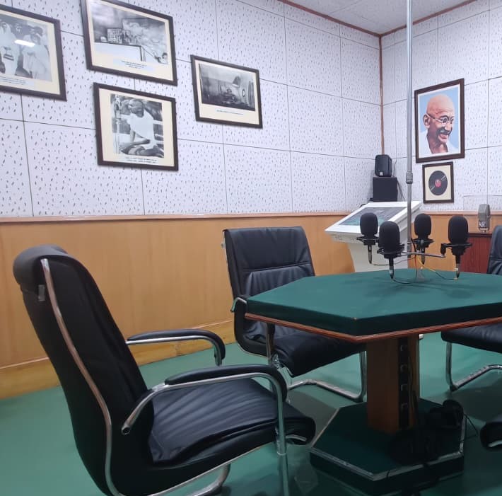 AkashvaniAIR's tweet photo. #PublicServiceBroadcastingDay
राष्ट्रपिता महात्मा गाँधी जी के 12 नवंबर 1947 को आकाशवाणी के दिल्ली के स्टूडियो में पहली और एकमात्र आगमन की पुनीत स्मृति में स्थापित पट्टिका और स्टूडियो👇 https://t.co/hjPYouJQQL