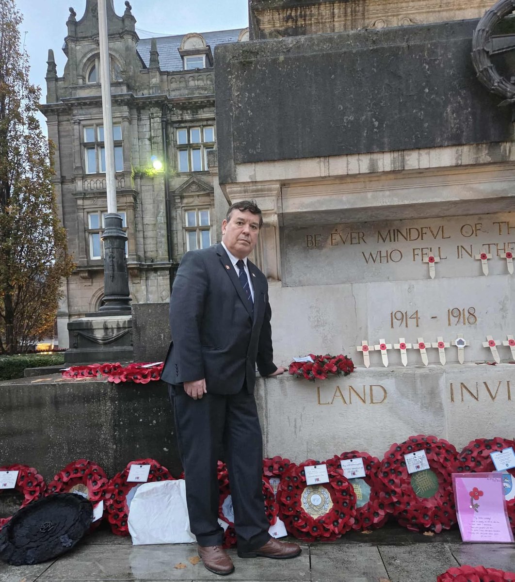 Ex NF goon &amp; friend of nazi terror group Combat 18, Mark Cotterril joins the list of fascists besmirching Remembrance Day, after the service. 
We know anti fascists locally are keeping a close watch on his ilk.

<a href="/AntiRacismDay/">Stand Up To Racism</a> <a href="/Searchlight_mag/">@Searchlightmagazine</a> <a href="/nwuaf7/">nwuaf</a>