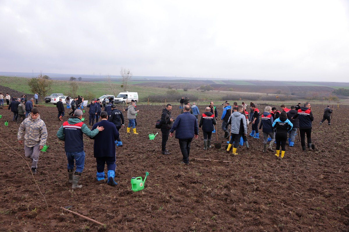 HAVSA’DA “YEŞİL VATAN SEFERBERLİĞİ” TEMASIYLA FİDAN DİKİM TÖRENİ DÜZENLENDİ

Havsa Kaymakamlığı, Edirne İl Müdürlüğü ve Edirne Orman İşletme Müdürlüğü organizasyonuyla, Tarım ve Orman Bakanlığı Orman Genel Müdürlüğü’nün öncülüğünde, 11 Kasım Milli Ağaçlandırma Günü dolayısıyla