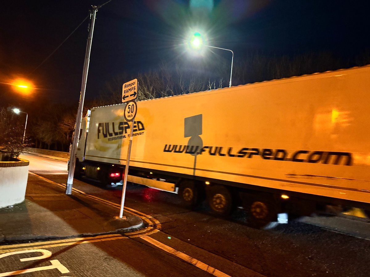 5_axle's tweet photo. That’s 24/7 dedication by @DubCityCouncil @GardaTraffic and @rsaire never enforcing Dublin’s 5-axle HGV ban. 

Last night, https://t.co/o9N71JfQ29 trucks on Beach road in Sandymount, shortcutting to @DublinPortCo. https://t.co/xP1MMpnlD5