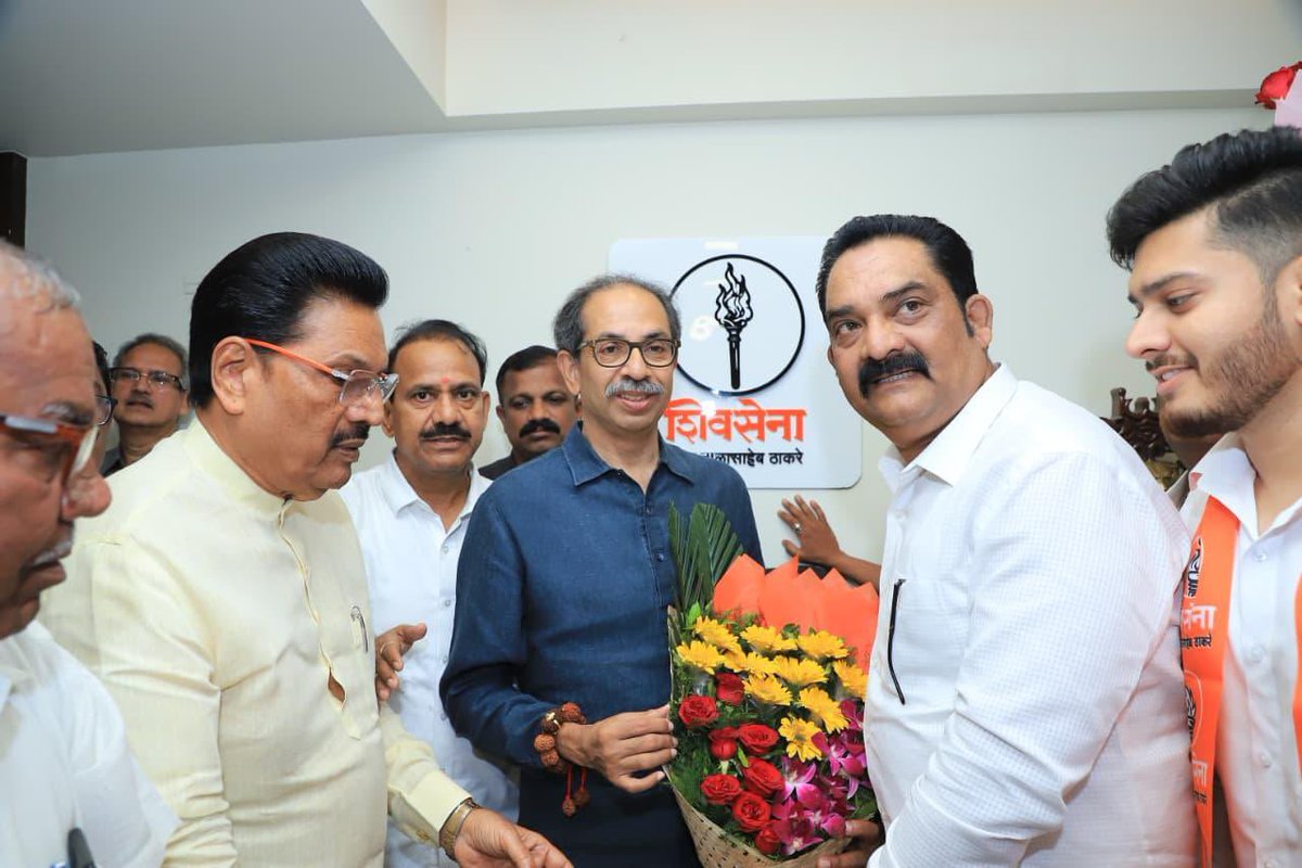 उल्हासनगरमधील रिपाई (गवई गट) शहर अध्यक्ष प्रशांत धांडे आणि भाजपचे शहर उपाध्यक्ष अशोक सुरेश सकट ह्यांनी त्यांच्या सहकाऱ्यांसह शिवसेना (उद्धव बाळासाहेब ठाकरे) पक्षात प्रवेश केला. पक्षप्रमुख मा. श्री. उद्धवसाहेब ठाकरे ह्यांनी शिवबंधन बांधून त्यांचे पक्षात प्रवेश केला. ह्यावेळी