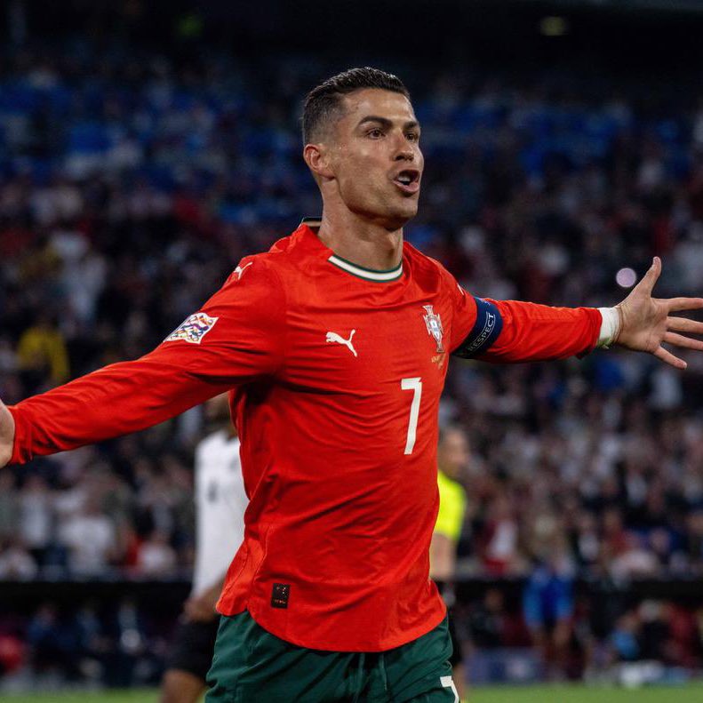 _BeFootball's tweet photo. 🚨🚨💣 𝗖𝗥𝗜𝗦𝗧𝗜𝗔𝗡𝗢 𝗥𝗢𝗡𝗔𝗟𝗗𝗢 🇵🇹 𝗔𝗡𝗡𝗢𝗡𝗖𝗘 𝗤𝗨𝗘 𝗟𝗔 𝗖𝗢𝗨𝗣𝗘 𝗗𝗨 𝗠𝗢𝗡𝗗𝗘 𝟮𝟬𝟮𝟲 𝗦𝗘𝗥𝗔 𝗟𝗔 𝗗𝗘𝗥𝗡𝗜𝗘̀𝗥𝗘 𝗗𝗘 𝗦𝗔 𝗖𝗔𝗥𝗥𝗜𝗘̀𝗥𝗘 ! 🤯❌

« 𝗦𝗶 𝗰𝗲 𝘀𝗲𝗿𝗮 𝗹𝗮 𝗱𝗲𝗿𝗻𝗶𝗲̀𝗿𝗲 ? 𝗔̀ 𝗰𝗼𝘂𝗽 𝘀𝘂̂𝗿, 𝗷'𝗮𝘂𝗿𝗮𝗶 𝟰𝟭 𝗮𝗻𝘀 𝗲𝘁 𝗷𝗲 𝗽𝗲𝗻𝘀𝗲 𝗾𝘂𝗲 𝗰̧𝗮 𝘀𝗲𝗿𝗮 𝗹𝗲 𝗺𝗼𝗺𝗲𝗻𝘁. »

Une page de l’histoire du football va se tourner. 🥺

(Via @RMCsport)
