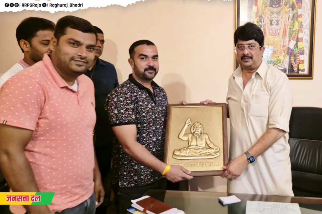 आज प्रात: अपने महात्मा गांधी मार्ग (लखनऊ कैंट) स्थित आवास 'रामायण' पर आए लोगों से शिष्टाचार भेंट करते हुए जनसत्ता दल के राष्ट्रीय अध्यक्ष माननीय श्री राजा भइया जी।