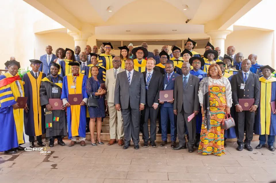 Umucomedia's tweet photo. 🌍🤝 À Bangui, le Dr Ndagijimana dédie Une Nation en Marche au président centrafricain, symbolisant un pont culturel entre nations africaines. L’Afrique s’élève par la connaissance, la solidarité et le progrès durable.

Lisez⬇️⬇️:
https://t.co/ALJiQY7CsJ

 #EUCLIDE https://t.co/gGxjijfkmn